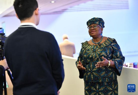 1月18日，世界貿(mào)易組織總干事伊維拉在瑞士達(dá)沃斯舉行的世界經(jīng)濟(jì)論壇2024年年會(huì)期間接受新華社記者專訪。新華社記者 連漪 攝