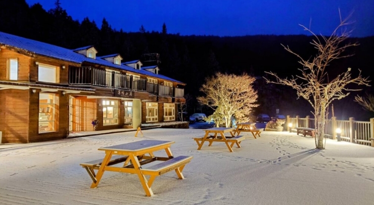 位在宜蘭縣內(nèi)的太平山森林游樂區(qū)23日凌晨開始下雪，園區(qū)翠峰山屋前一片雪白。圖片來源：臺灣“中央社”。