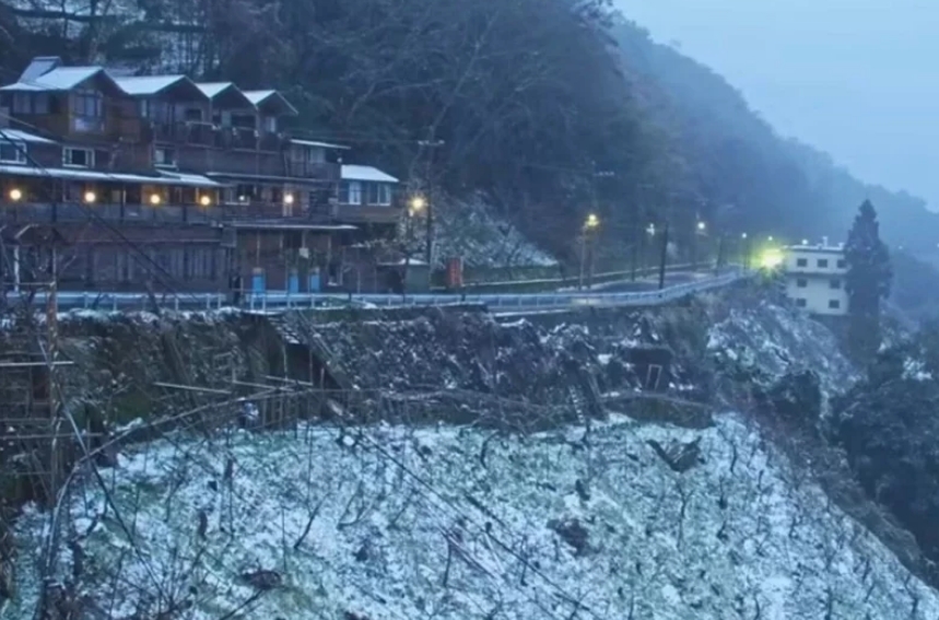 桃園市觀光旅游局22日新啟用的“上巴陵實(shí)時影像”的鏡頭下，現(xiàn)場呈現(xiàn)雪景。圖片來源：桃園市觀光旅游局。