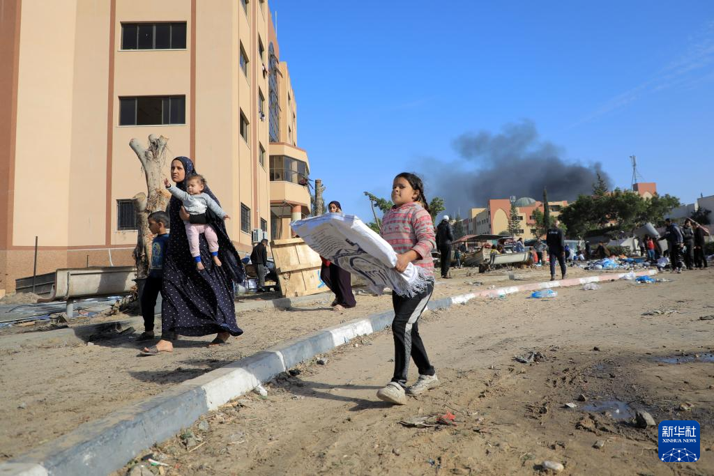 1月22日,加沙地帶南部城市汗尤尼斯遭到以軍攻擊后升起濃煙。新華社發(里澤克·阿卜杜勒賈瓦德攝)