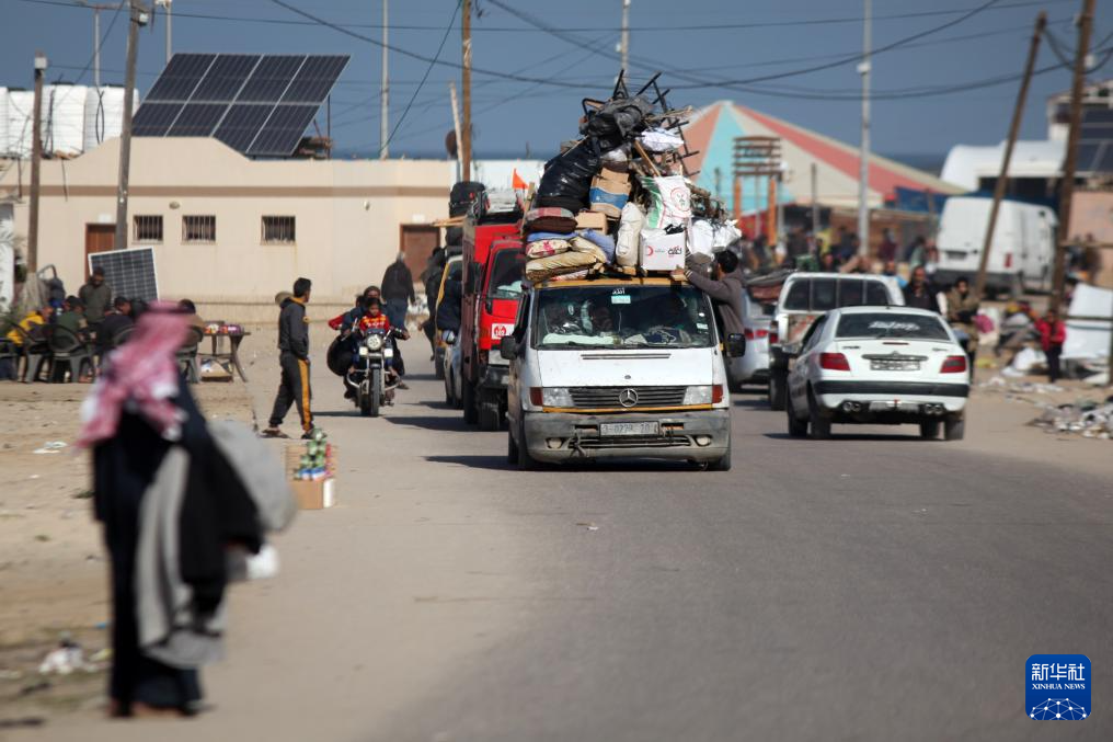 1月22日,在加沙地帶南部城市汗尤尼斯,人們逃離家園。新華社發(里澤克·阿卜杜勒賈瓦德攝)