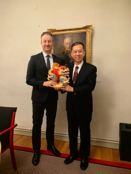 中國駐瑞典大使崔愛民（右）會見瑞典外交部外貿總司長嚴波（左）。中國駐瑞典大使館供圖