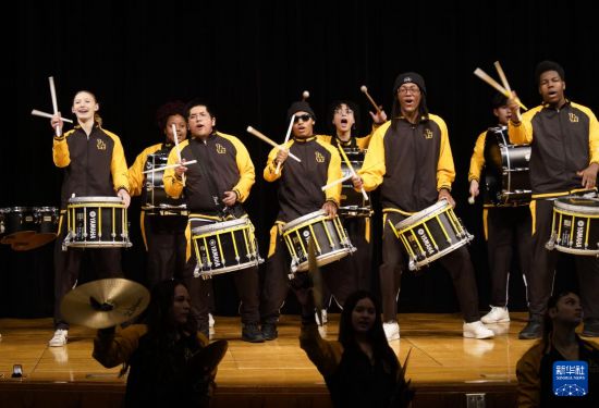 1月30日，在美國華盛頓州塔科馬市林肯中學，學校鼓樂隊在美國中學生赴華交流歡送儀式上表演。新華社記者 吳曉凌 攝