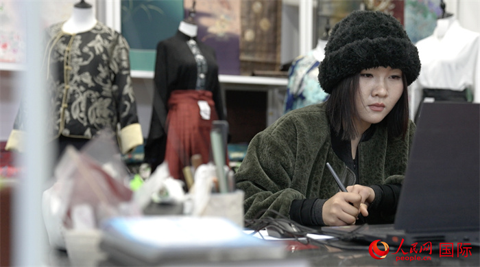 1月23日，在山東省菏澤市曹縣有愛云倉直播基地，張子晨正在設(shè)計漢服。 人民網(wǎng)記者 袁蒙攝