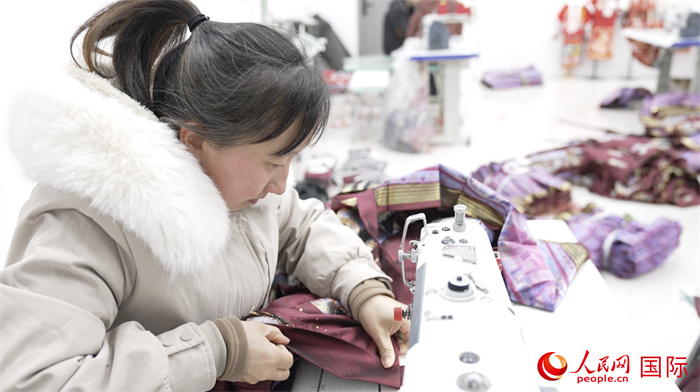 1月24日，在山東省菏澤市曹縣大集鎮(zhèn)云牧服飾有限公司，高燕正在縫制馬面裙。 人民網(wǎng)記者 袁蒙攝