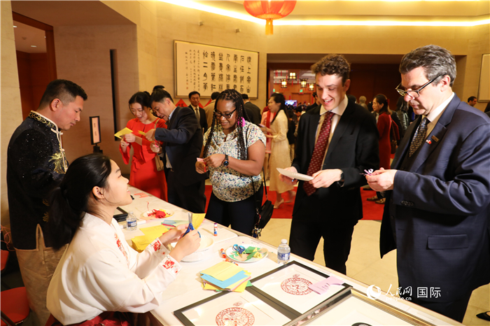 圖為美國民眾體驗中國春節民俗。人民網記者 李志偉攝