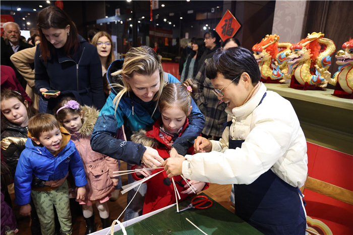 2024年“歡樂春節”《閩南風情》文藝演出和泉州非物質文化遺產展演2月6日在塞爾維亞斯梅代雷沃文化中心舉行。圖為當地民眾體驗中國非遺手工藝。 貝爾格萊德中國文化中心供圖