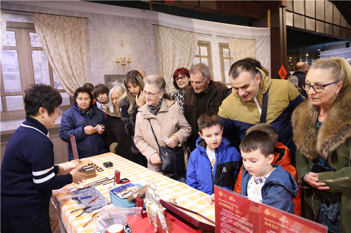 2024年“歡樂春節”《閩南風情》文藝演出和泉州非物質文化遺產展演2月6日在塞爾維亞斯梅代雷沃文化中心舉行。圖為當地民眾體驗中國非遺手工藝。 貝爾格萊德中國文化中心供圖