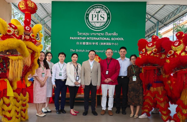 駐老撾使館臨時代辦王暢與白云碧國際學校校方、參會志愿者教師合影。活動主辦方供圖