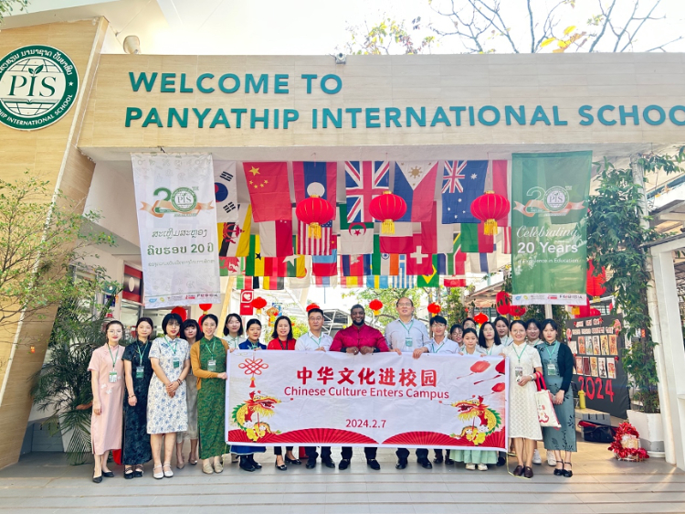 駐老撾使館政治處主任杜長青與白云碧國際學校校方、參會志愿者教師合影。活動主辦方供圖