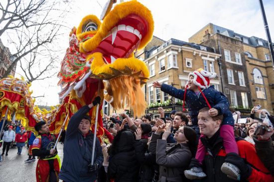 2月11日,人們在英國倫敦的新春巡游活動(dòng)中觀看舞龍表演。新華社發(fā)(史蒂芬·程攝)