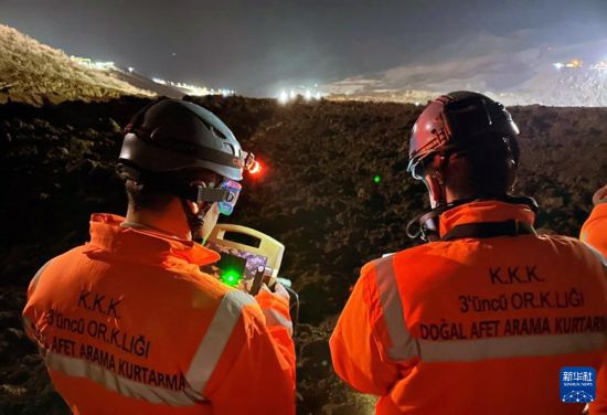 2月13日,救援人員在土耳其東部埃爾津詹省伊利奇區(qū)礦難現(xiàn)場(chǎng)工作。新華社發(fā)(穆斯塔法·卡亞攝)