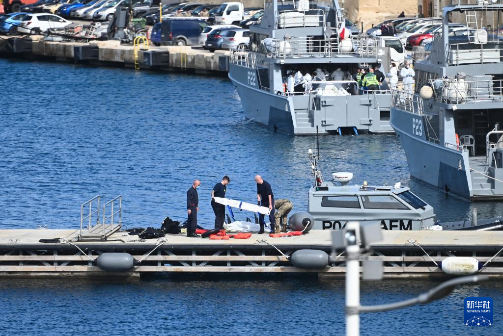 2月23日，在馬耳他皮耶塔，工作人員準(zhǔn)備搬運一具非法移民遇難者遺體。新華社發(fā)（喬納森·博格攝）