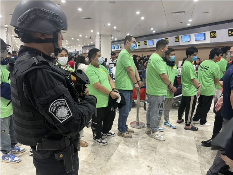 中國(guó)和菲律賓兩國(guó)執(zhí)法部門合作遣返在菲從事離岸博彩的中國(guó)公民。駐菲律賓使館供圖