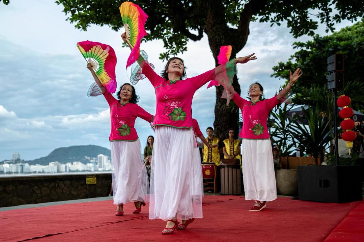 當地時間2月24日晚,2024年元宵節慶祝活動在巴西里約熱內盧市科帕卡巴納要塞舉辦。巴西山河文化促進中心供圖