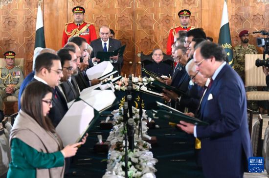   這是3月11日在巴基斯坦首都伊斯蘭堡總統(tǒng)府拍攝的內(nèi)閣宣誓就職儀式。巴基斯坦新內(nèi)閣的19名成員11日在巴總統(tǒng)扎爾達(dá)里和總理夏巴茲見證下，在首都伊斯蘭堡總統(tǒng)府宣誓就職。新華社發(fā)（巴基斯坦新聞與廣播部下轄媒體信息部門供圖）