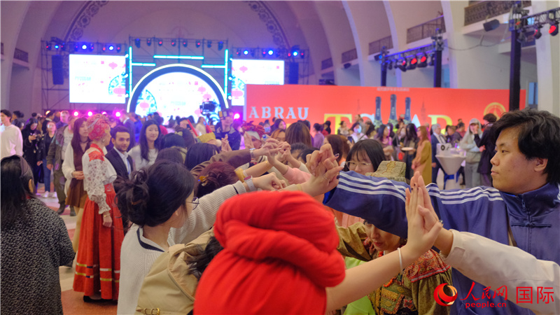 中俄觀眾在現場參與俄羅斯民俗互動游戲。人民網 褚夢琦攝