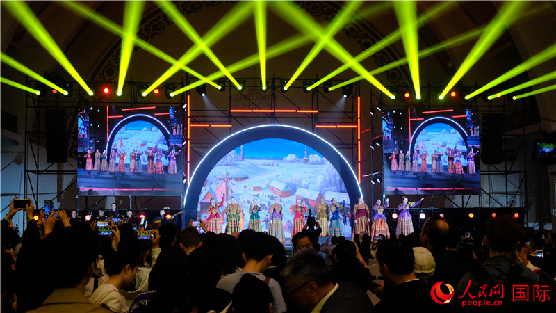 中俄觀眾欣賞俄羅斯傳統歌舞表演。人民網 褚夢琦攝