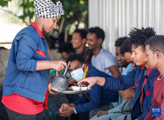 2024年2月16日，在埃塞俄比亞杜凱姆市的東方工業園，工人在工作間隙休息。 新華社記者 李亞輝 攝