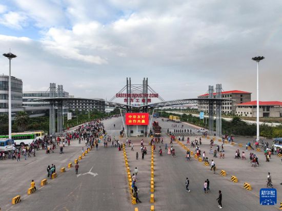 這是2023年11月3日在埃塞俄比亞杜凱姆市拍攝的東方工業園大門（無人機照片）。 新華社發（東方工業園供圖）
