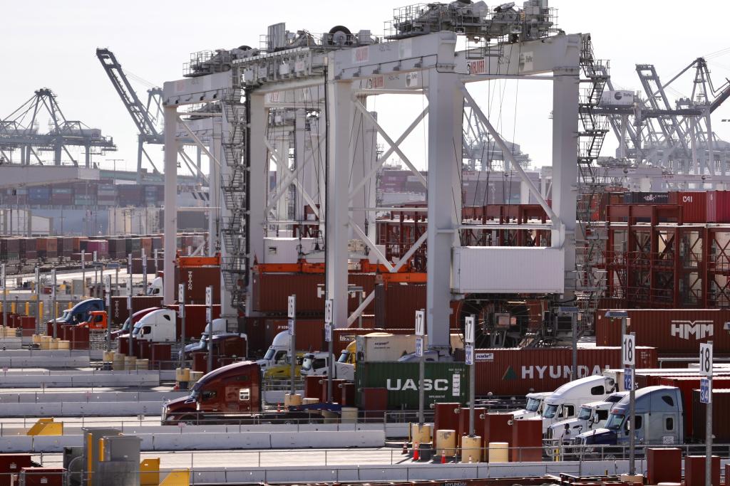 2021年10月29日拍攝的美國(guó)加利福尼亞州洛杉磯港景象。新華社發(fā)