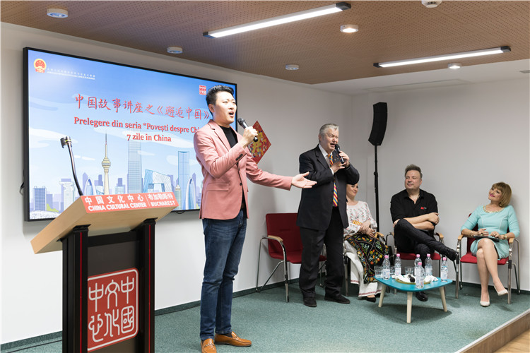 中國青年男高音歌唱家方瀧與奧爾基·圖爾達(dá)合唱羅語歌曲。布加勒斯特中國文化中心供圖。