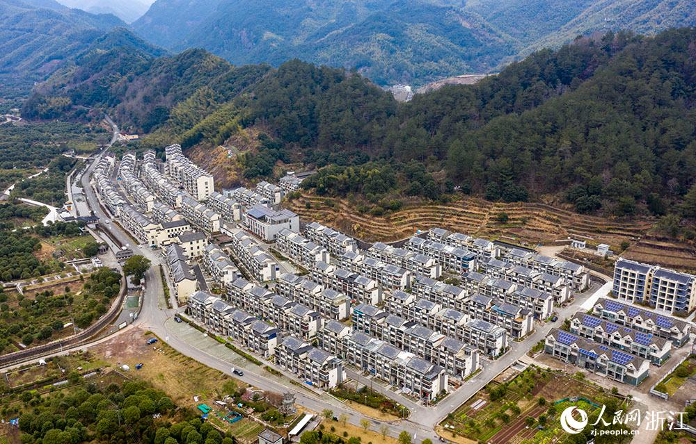 近日,航拍寧波市海曙區龍觀鄉李岙村屋頂光伏項目。人民網 章勇濤攝