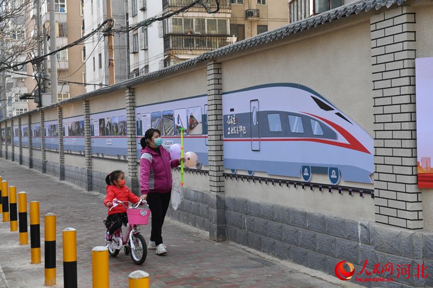 石家莊市談南路上的石家莊工業印記文化長廊吸引了過往市民駐足觀看。 張震攝