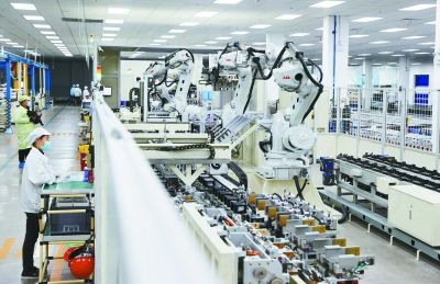 全球鋰離子電池領(lǐng)軍企業(yè)欣旺達(dá)動(dòng)力電池生產(chǎn)車(chē)間。 南京日?qǐng)?bào)/紫金山新聞?dòng)浾?崔曉 攝