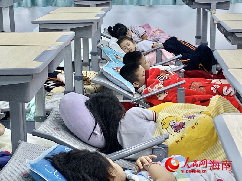 海口第二十六小學學生在新式課桌椅上午休。人民網 李浩蓉攝