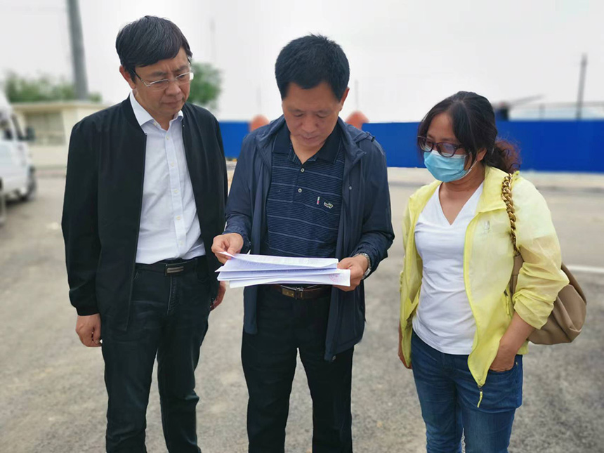 國情調查核查組專家對司家營鐵礦生產臺賬等進行檢查。袁海波攝