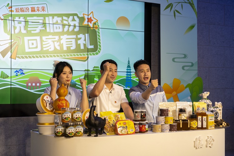 6月3日下午,在臨汾原產地商品體驗店,曲沃縣副縣長樊奇選對當地的農特產品、旅游景點進行了推介代言。鄭遠飛攝