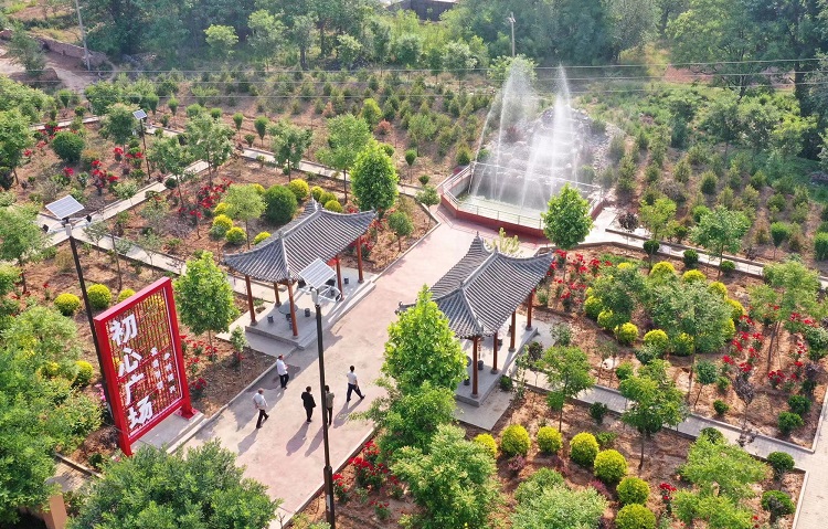 初夏時節,襄汾縣鄧莊鎮澗溝村初心廣場內一派迷人的鄉村振興新圖景。李現俊攝