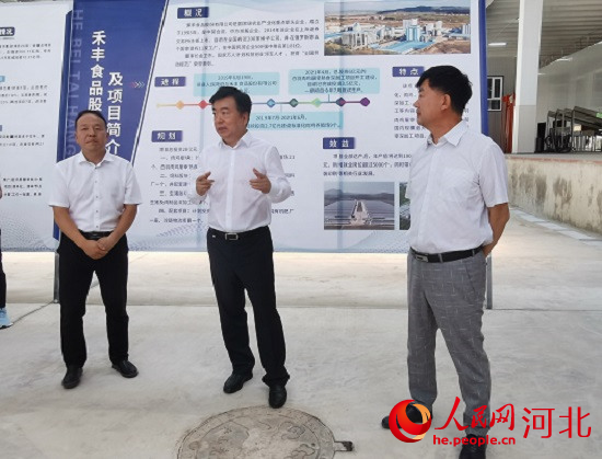 黨曉龍在禾豐項目現場鼓勵大家以商招商。 人民網 張繼航攝