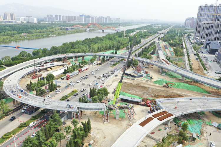 市區五一路快速通道工程西段順利合龍。