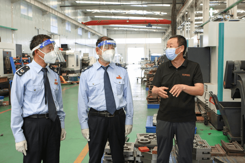 河北豐南區稅務局工作人員就組合式稅費支持政策落實情況走訪轄區納稅人。 王娜攝