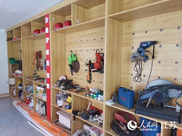 “荷樂益家”器材保管室。人民網 張瀚天攝