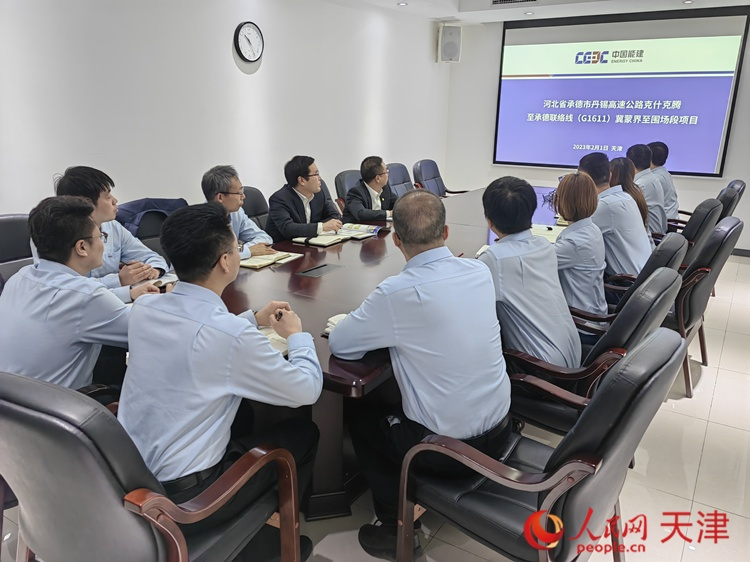 近日,中能建路橋工程有限公司領導班子成員與員工開會討論,如何根據今年的項目招聘合適的優秀人才。 人民網 孫翼飛攝