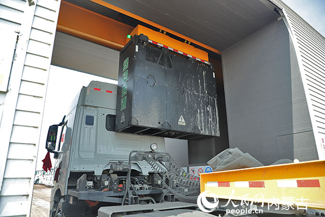 萬利新能源數字陸港里,正在充換電站進行換電的重卡。人民網記者 趙夢月攝