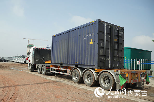 新能源重卡采用集裝箱運輸。人民網記者 趙夢月攝