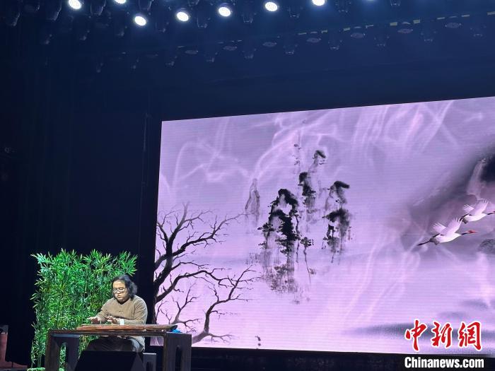 閩派古琴名家陳志強演奏一曲《流水》。 張麗君 攝