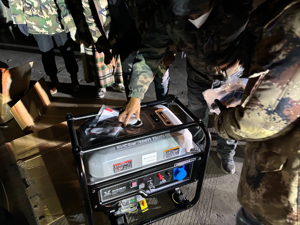 震區所需 重慶所能！重慶首批救援物資跨越千里抵達雪域高原