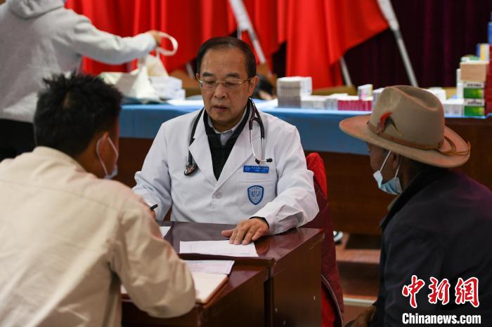 北京大學人民醫院心臟中心副主任、博士生導師王偉民為農牧民問診。　江飛波 攝