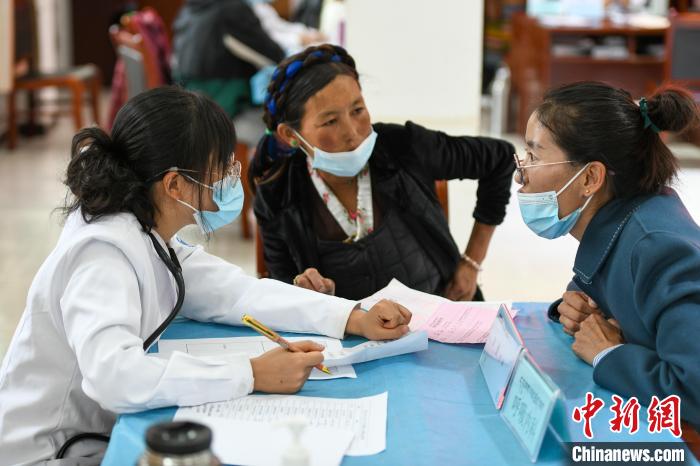 因不少農牧民不會普通話，義診活動現場，鄉政府為每位醫生配了一名翻譯。　江飛波 攝