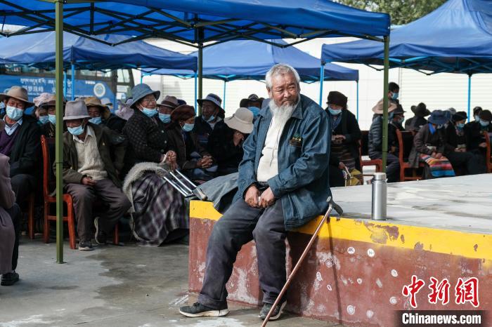 圖為日喀則桑珠孜區東嘎鄉農牧民在義診室外等待。　江飛波 攝