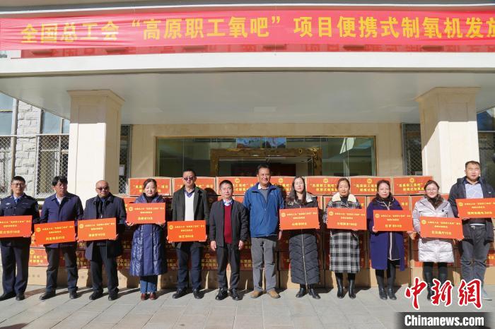 圖為發放儀式現場。　王李 攝