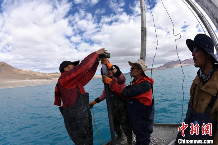 科考隊員在湖泊鉆探平臺上包裝采集的巖芯樣品?！?lt;a target='_blank' ><p  align=