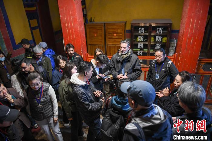 感受高原新發展——中外媒體西藏行采訪綜述