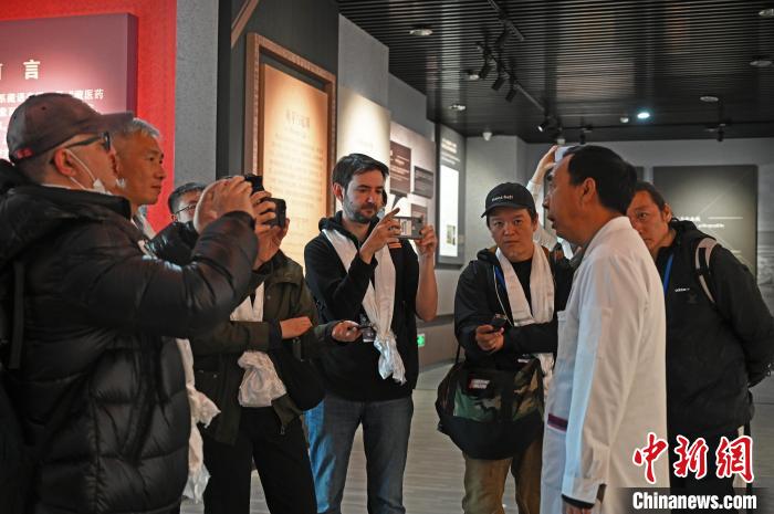 圖為中外媒體采訪西藏自治區藏醫院相關負責人。　趙朗 攝