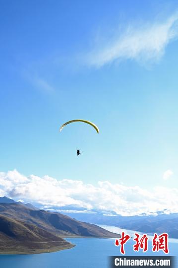 圖為在羊卓雍錯，游客體驗高空滑翔。　趙朗 攝